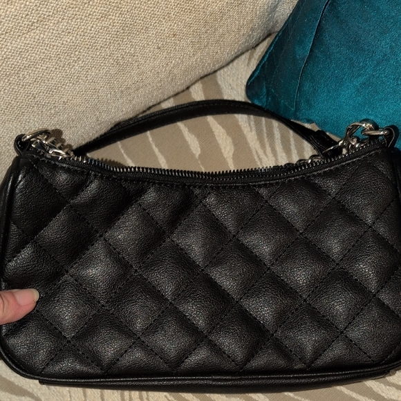 Elegant Black Quilted Shoulder Bag with A Chain Strap And A Shoulder Strap - Picture 4 of 10